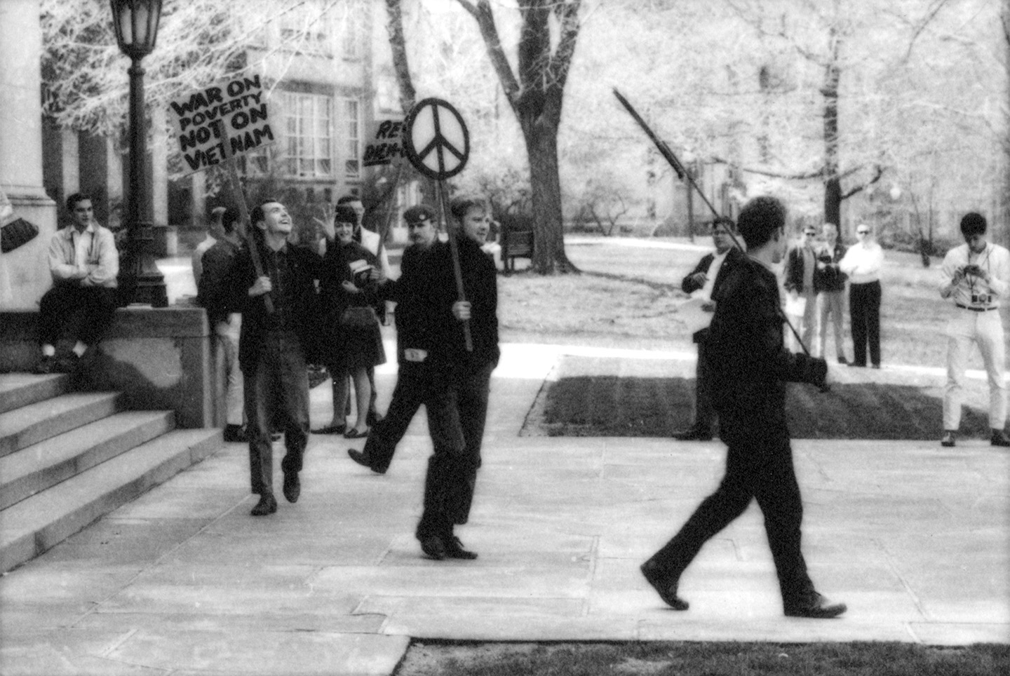 Student Peace Union members picket